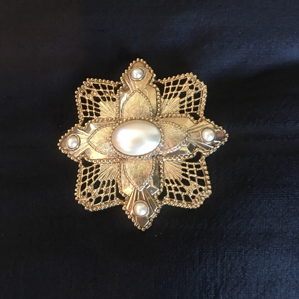 Gold brooch